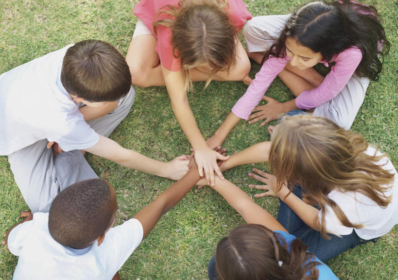 西方人,儿童,伙伴,朋友,坐,盘腿,横图,俯视,室外,白天,友谊,纯洁,草地,草坪,植物,欧洲,非洲,黑人,欧洲人,弯腰,服装,许多人,注视,休闲装,草,小孩,衣服,绿色,观察,看,伸,一群人,休闲,休闲服,可爱,童年,童趣,服饰,观看,察看,关注,童真,烂漫,无邪,弯身,天真,友情,男孩,男人,男性,白种人,非洲人,盘腿而坐,盘膝,盘着腿的,盘着腿坐,双腿交叉,坐着,半身,彩图,高角度拍摄,男生