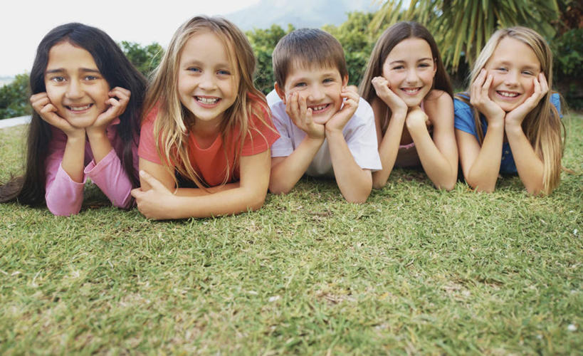 西方人,儿童,伙伴,朋友,躺,笑,微笑,露齿笑,横图,室外,白天,正面,友谊,纯洁,草地,草坪,树林,植物,欧洲,非洲,黑人,欧洲人,一排,撑,服装,整齐,并列,并排,许多人,托腮,注视,休闲装,草,树,树木,排列,小孩,衣服,蓝色,绿色,蓝天,天空,自然,天,观察,看,托,一群人,休闲,休闲服,可爱,童年,童趣,服饰,生长,晴朗,成长,观看,察看,队列,关注,托下巴,平行,童真,烂漫,无邪,万里无云,卧着,天真,友情,男孩,男人,男性,白种人,非洲人,晴空,晴空万里,躺着,卧,彩图,全身,男生