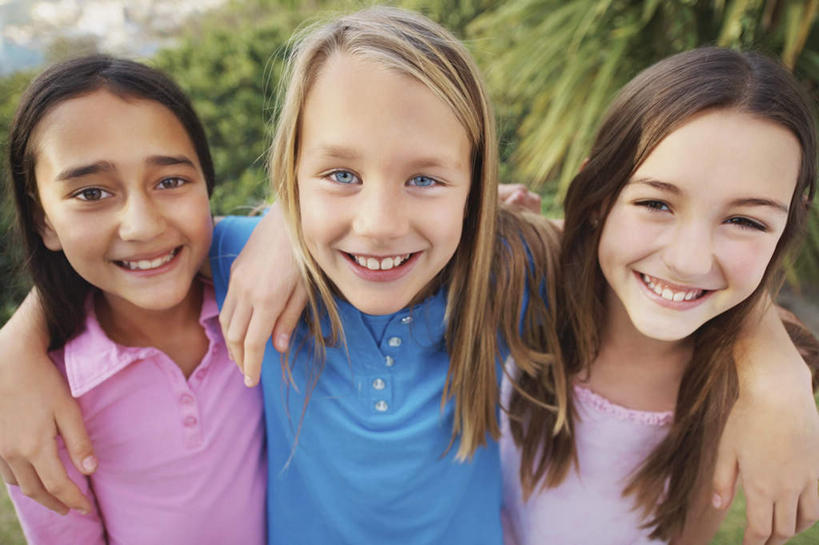 西方人,儿童,三个人,伙伴,朋友,站,笑,微笑,露齿笑,横图,室外,白天,正面,友谊,纯洁,草地,草坪,树林,植物,欧洲,非洲,黑人,欧洲人,勾,服装,注视,休闲装,草,树,树木,小孩,衣服,绿色,自然,观察,看,站着,休闲,休闲服,可爱,童年,童趣,勾着,服饰,生长,成长,观看,察看,关注,童真,烂漫,无邪,天真,友情,男孩,男人,男性,白种人,非洲人,站立,半身,彩图,男生