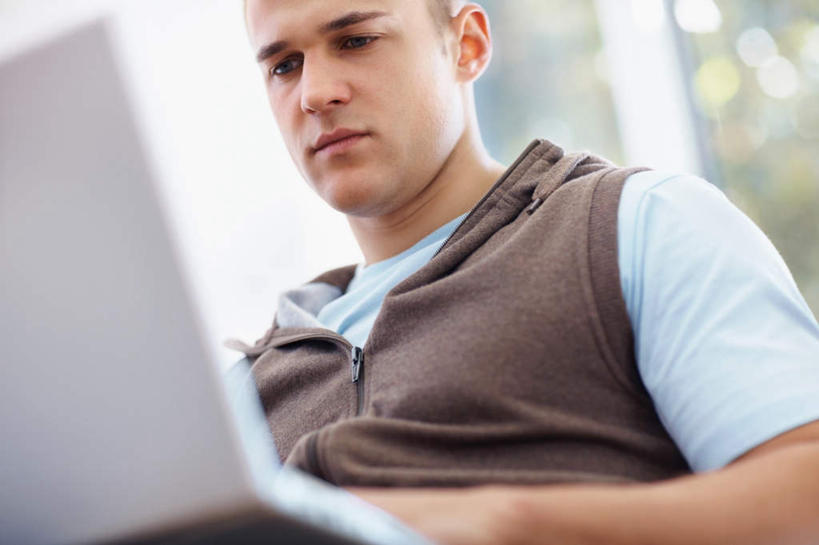 西方人,一个人,坐,横图,室内,白天,仰视,电脑,笔记本电脑,窗户,欧洲,欧洲人,仅一个男性,仅一个人,敲打,握,服装,朦胧,模糊,网络,墙,拿,拿着,注视,休闲装,输入,通讯设备,玻璃窗,墙壁,墙面,仅一个年轻男性,衣服,打字,观察,看,休闲,休闲服,握着,服饰,观看,点击,敲击,察看,无线,关注,通信设备,无线网络,无线上网,便携式电脑,按键,手提电脑,男人,男性,年轻男性,白种人,坐着,半身,彩图,低角度拍摄