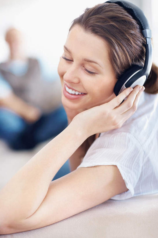 西方人,两个人,坐,举,闭眼,笑,微笑,露齿笑,竖图,室内,白天,正面,爱情,快乐,满意,幸福,桌面,桌子,欧洲,欧洲人,阴影,服装,朦胧,模糊,反射,木制,影子,墙,音响,浪漫,音乐,休闲装,娱乐,墙壁,墙面,衣服,白色,耳机,木制品,托,享受,休闲,温暖,温馨,休闲服,恩爱,放松,恋人,服饰,和睦,舒适,享乐,男人,男性,年轻男性,年轻女性,女人,女性,白种人,情侣,闭眼睛,闭着眼,闭着眼睛,举起,举手,举着,向上举,向上伸,向上托,坐着,半身,彩图,伴侣,融洽,头戴式耳机