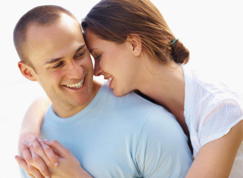 西方人,两个人,站,闭眼,抱,笑,微笑,露齿笑,横图,室外,白天,正面,爱情,欧洲,欧洲人,阴影,服装,光线,影子,浪漫,扭头,注视,休闲装,衣服,蓝色,白色,天空,阳光,天,观察,看,站着,转头,休闲,温暖,温馨,休闲服,恩爱,恋人,服饰,晴朗,抱着,观看,和睦,察看,搂着,关注,万里无云,男人,男性,年轻男性,年轻女性,女人,女性,白种人,情侣,晴空,晴空万里,闭眼睛,闭着眼,闭着眼睛,怀抱,搂,搂抱,相抱,拥抱,站立,半身,彩图,伴侣,融洽