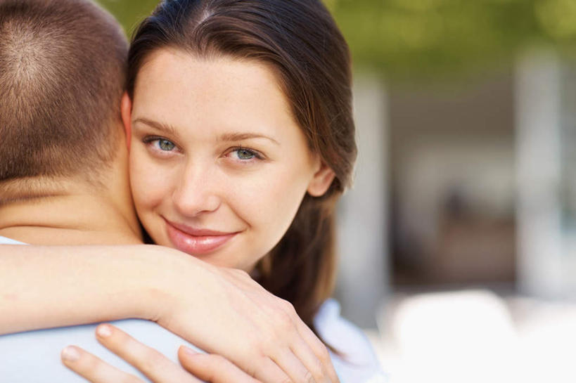 西方人,脸,头,脸颊,手,背部,头发,两个人,站,抱,笑,微笑,横图,室外,特写,白天,正面,爱情,植物,欧洲,欧洲人,双手,阴影,服装,朦胧,模糊,光线,影子,柱子,棕色,浪漫,注视,休闲装,肩膀,树,树木,衣服,蓝色,绿色,阳光,自然,观察,看,站着,休闲,温暖,温馨,手部,休闲服,恩爱,恋人,服饰,生长,成长,抱着,观看,和睦,察看,搂着,关注,男人,男性,年轻男性,年轻女性,女人,女性,白种人,头部,长发,直发,脸部,脸蛋,面部,情侣,怀抱,搂,搂抱,相抱,拥抱,站立,半身,彩图,伴侣,融洽,短发