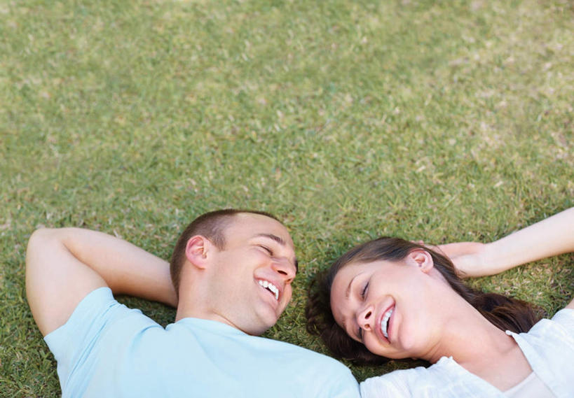 西方人,两个人,躺,举,闭眼,笑,微笑,露齿笑,横图,俯视,室外,白天,爱情,草地,草坪,植物,欧洲,欧洲人,阴影,服装,光线,影子,浪漫,休闲装,草,衣服,蓝色,绿色,白色,阳光,托,休闲,温暖,温馨,休闲服,恩爱,恋人,服饰,和睦,卧着,男人,男性,年轻男性,年轻女性,女人,女性,白种人,情侣,闭眼睛,闭着眼,闭着眼睛,举起,举手,举着,躺着,卧,向上举,向上伸,向上托,半身,彩图,高角度拍摄,伴侣,融洽