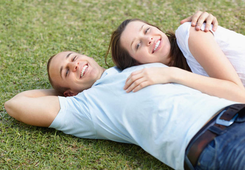 西方人,两个人,躺,举,抱,笑,微笑,露齿笑,横图,俯视,室外,白天,爱情,草地,草坪,植物,欧洲,欧洲人,阴影,服装,光线,影子,浪漫,注视,休闲装,草,衣服,蓝色,绿色,白色,阳光,观察,看,托,休闲,温暖,温馨,休闲服,恩爱,恋人,服饰,抱着,观看,和睦,察看,搂着,关注,卧着,男人,男性,年轻男性,年轻女性,女人,女性,白种人,情侣,怀抱,举起,举手,举着,搂,搂抱,躺着,卧,相抱,向上举,向上伸,向上托,拥抱,半身,彩图,高角度拍摄,伴侣,融洽