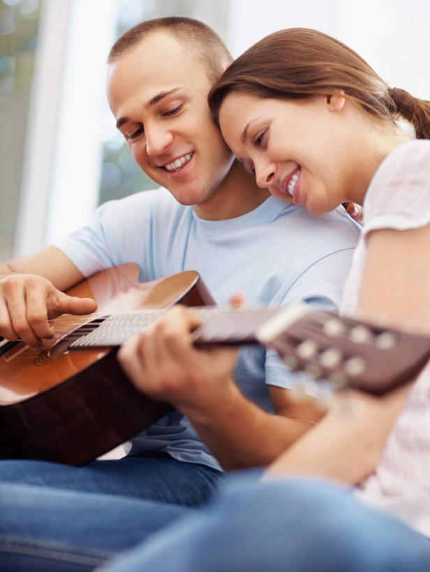 西方人,两个人,坐,笑,微笑,露齿笑,竖图,室内,白天,正面,爱情,窗户,欧洲,欧洲人,一把,握,阴影,服装,朦胧,模糊,反射,影子,吉他,乐器,弦乐器,浪漫,弹奏,拿,拿着,注视,休闲装,玻璃窗,衣服,蓝色,白色,低头,观察,看,靠,靠着,倚靠,休闲,温暖,温馨,休闲服,恩爱,握着,恋人,服饰,观看,和睦,察看,倚着,关注,弹拨弦鸣乐器,男人,男性,年轻男性,年轻女性,女人,女性,白种人,情侣,坐着,半身,彩图,伴侣,融洽,弹拨弦乐器