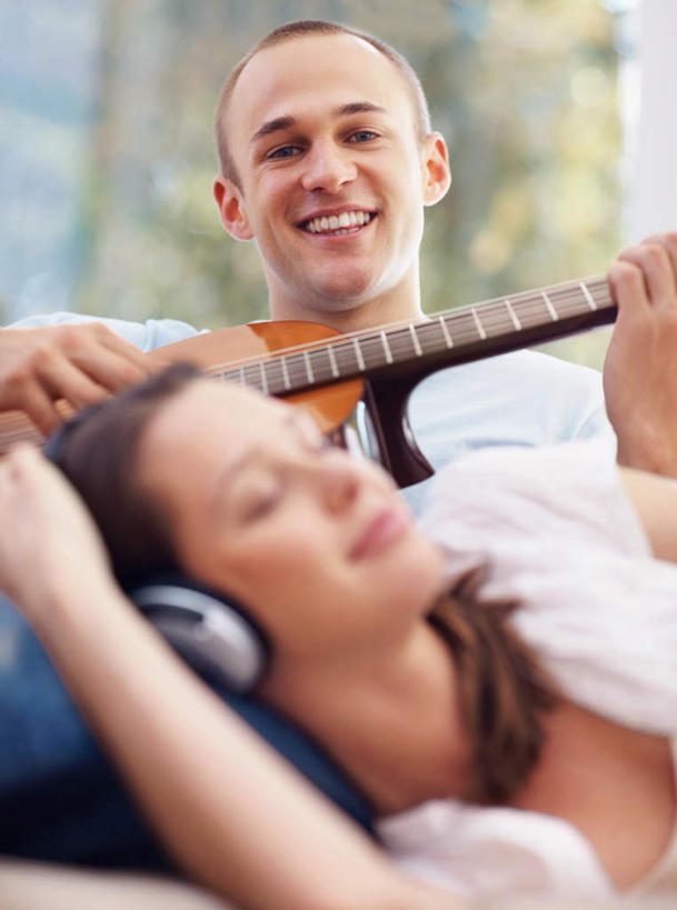 西方人,两个人,躺,举,闭眼,笑,微笑,露齿笑,竖图,室内,白天,仰视,爱情,快乐,满意,幸福,窗户,欧洲,欧洲人,一把,阴影,朦胧,模糊,反射,影子,吉他,乐器,弦乐器,音响,浪漫,音乐,弹奏,注视,娱乐,玻璃窗,耳机,观察,看,托,享受,休闲,温暖,温馨,恩爱,放松,恋人,观看,和睦,察看,舒适,享乐,关注,弹拨弦鸣乐器,卧着,男人,男性,年轻男性,年轻女性,女人,女性,白种人,情侣,闭眼睛,闭着眼,闭着眼睛,举起,举手,举着,躺着,卧,向上举,向上伸,向上托,半身,彩图,低角度拍摄,伴侣,融洽,头戴式耳机,弹拨弦乐器