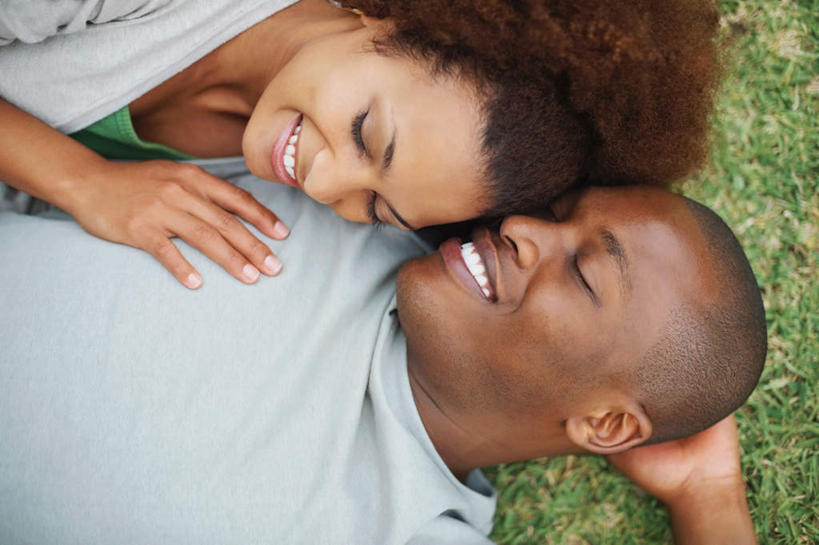 西方人,脸,头,脸颊,手,头发,秃头,两个人,躺,举,闭眼,抱,笑,微笑,露齿笑,横图,俯视,室外,特写,白天,爱情,草地,草坪,植物,欧洲,非洲,黑人,欧洲人,双手,阴影,服装,光线,影子,棕色,浪漫,休闲装,肩膀,草,衣服,绿色,灰色,阳光,托,休闲,温暖,温馨,手部,休闲服,恩爱,恋人,服饰,抱着,和睦,搂着,卧着,男人,男性,年轻男性,年轻女性,女人,女性,非洲人,头部,光头,卷发,无发,脸部,脸蛋,面部,情侣,闭眼睛,闭着眼,闭着眼睛,怀抱,举起,举手,举着,搂,搂抱,躺着,卧,相抱,向上举,向上伸,向上托,拥抱,半身,彩图,高角度拍摄,伴侣,融洽,短发