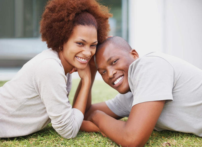 西方人,两个人,笑,微笑,露齿笑,横图,室外,白天,侧面,爱情,草地,草坪,植物,窗户,欧洲,非洲,黑人,欧洲人,撑,阴影,服装,朦胧,模糊,光线,影子,墙,浪漫,托腮,注视,休闲装,玻璃窗,墙壁,墙面,草,衣服,绿色,灰色,阳光,观察,看,趴着,托,休闲,温暖,温馨,休闲服,恩爱,恋人,服饰,观看,和睦,察看,撑着,关注,托下巴,男人,男性,年轻男性,年轻女性,女人,女性,非洲人,情侣,趴,半身,彩图,伴侣,融洽