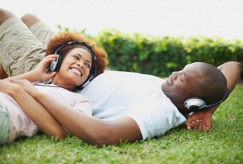 西方人,两个人,躺,举,笑,微笑,露齿笑,横图,室外,白天,正面,爱情,快乐,满意,幸福,草地,草坪,植物,欧洲,非洲,黑人,欧洲人,阴影,朦胧,模糊,光线,影子,音响,浪漫,音乐,娱乐,相视,草,绿色,阳光,耳机,托,享受,休闲,温暖,温馨,面对面,恩爱,放松,搭,恋人,对视,和睦,舒适,享乐,互视,搭着,相对,相看,卧着,男人,男性,年轻男性,年轻女性,女人,女性,非洲人,情侣,举起,举手,举着,躺着,卧,向上举,向上伸,向上托,半身,彩图,伴侣,融洽,头戴式耳机