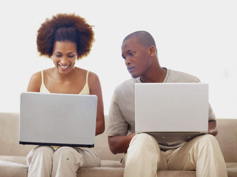 西方人,两个人,客厅,坐,笑,微笑,露齿笑,横图,室内,白天,正面,爱情,电脑,笔记本电脑,窗户,沙发,欧洲,非洲,黑人,欧洲人,敲打,阴影,服装,反射,网络,影子,棕色,浪漫,注视,休闲装,输入,通讯设备,玻璃窗,衣服,白色,灰色,打字,低头,观察,看,休闲,温暖,温馨,休闲服,恩爱,恋人,服饰,观看,点击,敲击,两台,和睦,察看,无线,起居室,关注,通信设备,无线网络,无线上网,便携式电脑,客堂,按键,手提电脑,男人,男性,年轻男性,年轻女性,女人,女性,非洲人,情侣,坐着,半身,彩图,伴侣,融洽