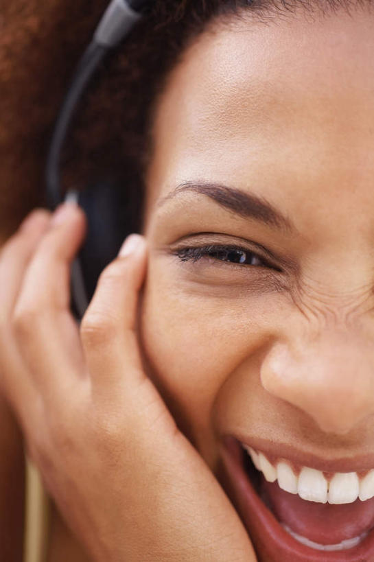 西方人,脸,头,脸颊,手,头发,一个人,站,举,笑,微笑,露齿笑,竖图,室外,特写,白天,正面,快乐,满意,幸福,欧洲,非洲,黑人,欧洲人,仅一个年轻女性,仅一个女性,仅一个人,撑,弯腰,握,棕色,音响,音乐,拿,拿着,托腮,注视,娱乐,肩膀,耳机,观察,看,托,站着,享受,休闲,手部,放松,握着,摄影,影棚,观看,单手,察看,舒适,享乐,关注,托下巴,弯身,年轻女性,女人,女性,非洲人,头部,卷发,脸部,脸蛋,面部,举起,举手,举着,向上举,向上伸,向上托,站立,半身,彩图,影棚拍摄,拍摄,头戴式耳机,短发