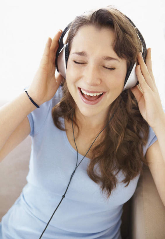 西方人,一个人,坐,举,闭眼,竖图,俯视,室内,白天,陶醉,快乐,满意,幸福,窗户,欧洲,欧洲人,仅一个年轻女性,仅一个女性,仅一个人,握,阴影,服装,反射,影子,音响,音乐,拿,音乐播放器,拿着,休闲装,娱乐,玻璃窗,一个,衣服,蓝色,耳机,随身听,托,张嘴,享受,休闲,休闲服,放松,握着,服饰,单个,舒适,享乐,张大嘴巴,MP3播放器,年轻女性,女人,女性,白种人,张开嘴,闭眼睛,闭着眼,闭着眼睛,举起,举手,举着,向上举,向上伸,向上托,坐着,半身,彩图,高角度拍摄,头戴式耳机,播放器,沉醉