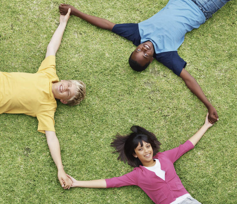 西方人,三个人,伙伴,朋友,躺,握手,笑,微笑,露齿笑,横图,俯视,彩色,室外,白天,友谊,草地,草坪,植物,欧洲,非洲,黑人,欧洲人,一排,阴影,服装,整齐,环绕,围绕,光线,影子,环抱,注视,休闲装,草,排列,衣服,绿色,阳光,观察,看,休闲,同学,休闲服,服饰,观看,察看,校友,队列,关注,同窗,学友,卧着,友情,男人,男性,年轻男性,年轻女性,女人,女性,白种人,非洲人,搀手,拉手,手搀手,手拉手,手牵手,手握手,躺着,卧,半身,彩图,高角度拍摄