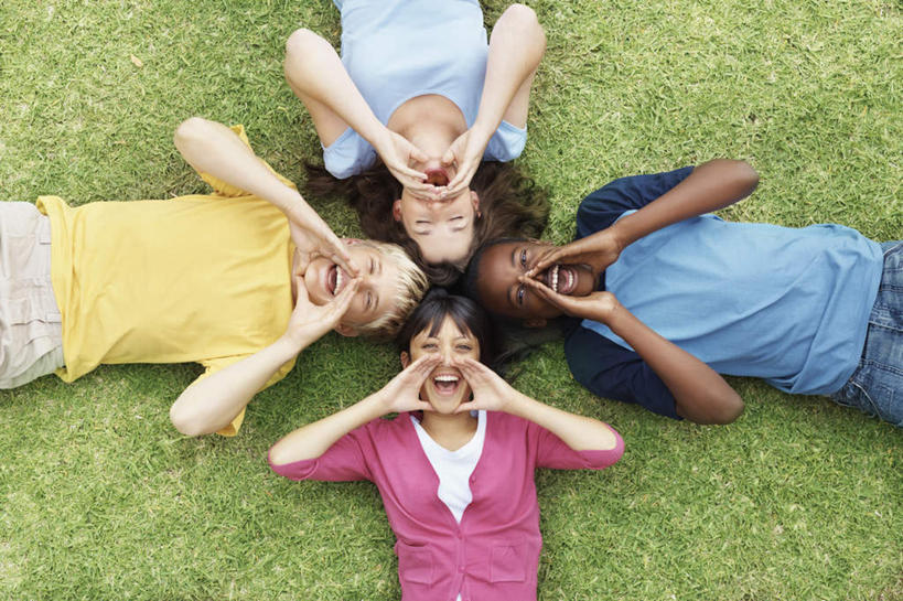 西方人,四个人,伙伴,朋友,躺,举,笑,微笑,露齿笑,横图,俯视,彩色,室外,白天,友谊,草地,草坪,植物,欧洲,非洲,黑人,欧洲人,一排,阴影,服装,整齐,环绕,围绕,光线,影子,大喊,环抱,注视,休闲装,喇叭,草,排列,衣服,绿色,阳光,观察,看,手势,托,休闲,同学,休闲服,服饰,观看,察看,喊叫,校友,队列,关注,同窗,学友,卧着,友情,男人,男性,年轻男性,年轻女性,女人,女性,白种人,非洲人,举起,举手,举着,躺着,卧,向上举,向上伸,向上托,半身,彩图,高角度拍摄