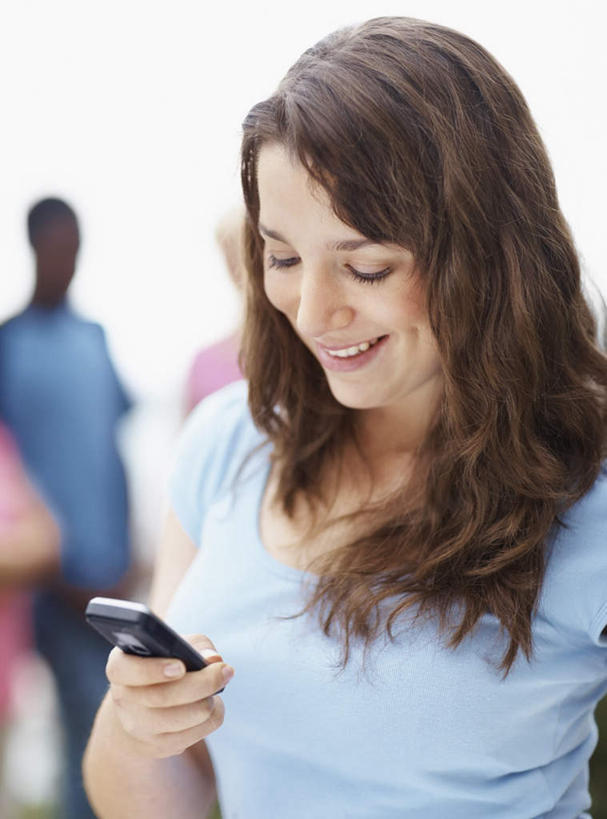 西方人,四个人,伙伴,朋友,站,笑,打电话,微笑,露齿笑,竖图,室外,白天,正面,友谊,电话,手机,欧洲,非洲,黑人,欧洲人,握,阴影,服装,朦胧,模糊,光线,影子,拿,拿着,注视,休闲装,通讯设备,衣服,蓝色,天空,阳光,天,低头,观察,看,站着,休闲,同学,休闲服,握着,服饰,晴朗,观看,察看,校友,关注,万里无云,同窗,学友,交流,友情,男人,男性,年轻男性,年轻女性,女人,女性,白种人,非洲人,晴空,晴空万里,沟通,通话,站立,半身,彩图