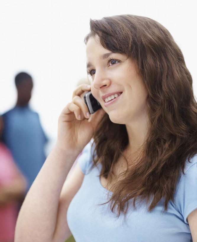 西方人,三个人,伙伴,朋友,站,举,笑,打电话,微笑,露齿笑,竖图,室外,白天,正面,友谊,电话,手机,欧洲,非洲,黑人,欧洲人,握,阴影,服装,朦胧,模糊,光线,影子,拿,拿着,注视,休闲装,通讯设备,衣服,蓝色,天空,阳光,天,观察,看,托,站着,休闲,同学,休闲服,握着,服饰,晴朗,观看,察看,校友,关注,万里无云,同窗,学友,交流,友情,男人,男性,年轻男性,年轻女性,女人,女性,白种人,非洲人,晴空,晴空万里,沟通,举起,举手,举着,通话,向上举,向上伸,向上托,站立,半身,彩图