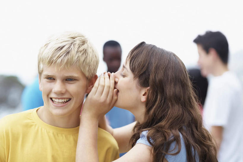 西方人,四个人,伙伴,朋友,站,笑,微笑,露齿笑,横图,室外,白天,正面,友谊,欧洲,非洲,黑人,欧洲人,阴影,服装,朦胧,模糊,光线,影子,注视,休闲装,衣服,黄色,蓝色,天空,阳光,天,观察,看,站着,休闲,同学,休闲服,遮,遮掩,服饰,晴朗,观看,察看,掩盖,遮挡,校友,关注,私语,耳语,遮盖,万里无云,掩饰,同窗,学友,友情,男人,男性,年轻男性,年轻女性,女人,女性,白种人,非洲人,晴空,晴空万里,站立,半身,彩图