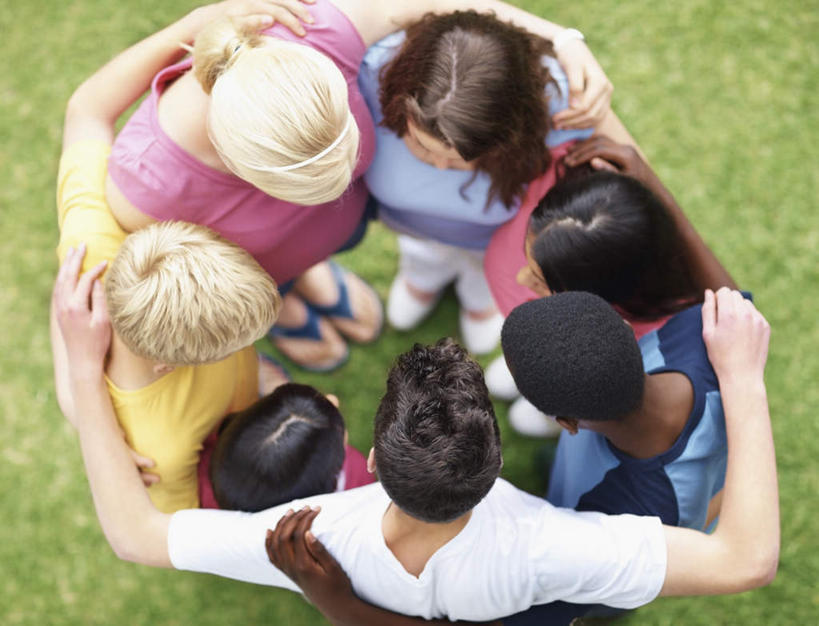 西方人,伙伴,朋友,站,抱,横图,俯视,室外,白天,友谊,草地,草坪,植物,欧洲,非洲,黑人,欧洲人,阴影,服装,光线,影子,许多人,注视,休闲装,草,衣服,绿色,阳光,低头,观察,看,站着,一群人,休闲,同学,休闲服,服饰,抱着,观看,察看,搂着,校友,关注,同窗,学友,友情,男人,男性,年轻男性,年轻女性,女人,女性,白种人,非洲人,怀抱,搂,搂抱,相抱,拥抱,站立,半身,彩图,高角度拍摄