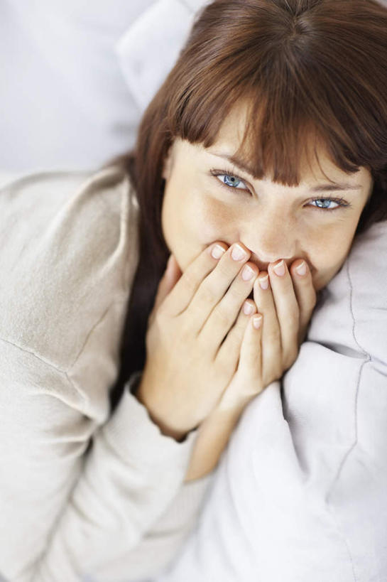 西方人,一个人,客厅,躺,竖图,俯视,室内,白天,沙发,欧洲,欧洲人,仅一个年轻女性,仅一个女性,仅一个人,阴影,服装,反射,影子,注视,休闲装,衣服,灰色,观察,看,休闲,休闲服,遮,遮掩,服饰,观看,察看,起居室,掩盖,遮挡,关注,布艺沙发,遮盖,掩饰,客堂,卧着,年轻女性,女人,女性,白种人,躺着,卧,半身,彩图,高角度拍摄