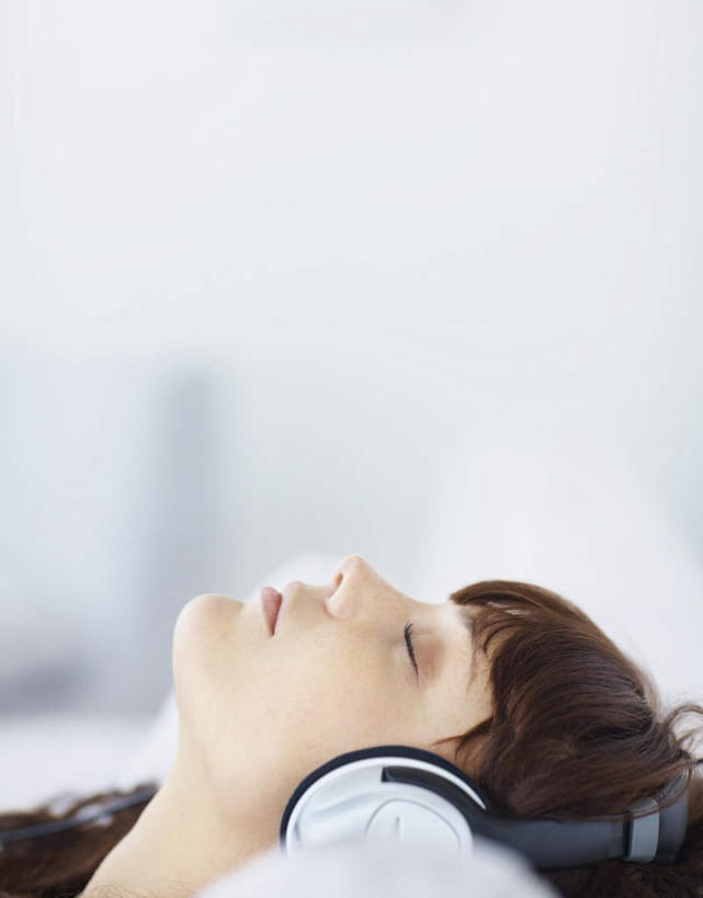 西方人,一个人,客厅,躺,闭眼,竖图,室内,白天,侧面,快乐,满意,幸福,沙发,欧洲,欧洲人,仅一个年轻女性,仅一个女性,仅一个人,阴影,朦胧,模糊,反射,影子,墙,音响,音乐,娱乐,墙壁,墙面,耳机,享受,休闲,放松,起居室,舒适,享乐,布艺沙发,客堂,卧着,年轻女性,女人,女性,白种人,闭眼睛,闭着眼,闭着眼睛,躺着,卧,半身,彩图,头戴式耳机