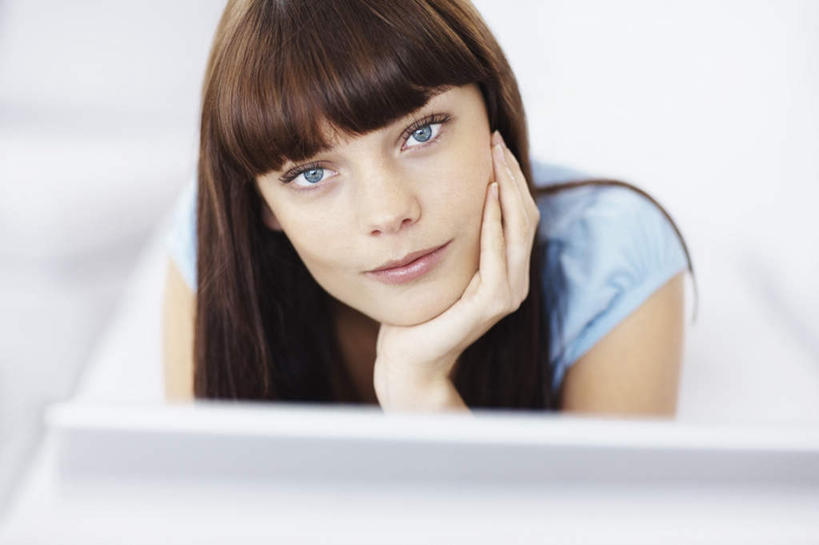 西方人,脸,头,脸颊,手,头发,一个人,客厅,笑,微笑,露齿笑,横图,俯视,室内,特写,白天,电脑,笔记本电脑,沙发,欧洲,欧洲人,双手,仅一个年轻女性,仅一个女性,仅一个人,撑,阴影,服装,朦胧,模糊,反射,网络,影子,棕色,托腮,注视,休闲装,通讯设备,肩膀,衣服,蓝色,观察,看,趴着,托,休闲,手部,休闲服,服饰,观看,一台,察看,无线,起居室,关注,托下巴,通信设备,无线网络,布艺沙发,无线上网,便携式电脑,客堂,手提电脑,年轻女性,女人,女性,白种人,头部,长发,直发,脸部,脸蛋,面部,趴,半身,彩图,高角度拍摄