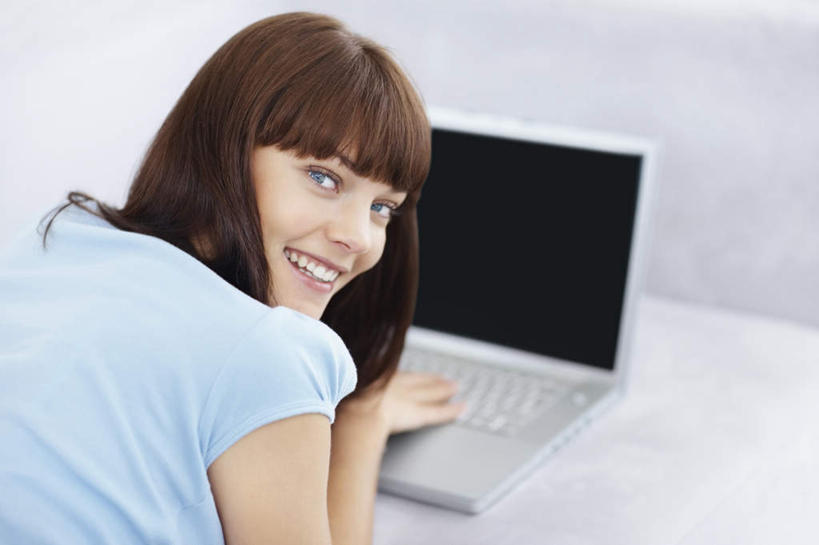 西方人,一个人,客厅,笑,微笑,露齿笑,横图,俯视,室内,白天,电脑,笔记本电脑,窗户,沙发,欧洲,欧洲人,仅一个年轻女性,仅一个女性,仅一个人,敲打,阴影,服装,朦胧,模糊,反射,网络,影子,扭头,注视,休闲装,输入,通讯设备,玻璃窗,衣服,蓝色,打字,观察,看,趴着,转头,休闲,休闲服,服饰,观看,点击,一台,敲击,察看,无线,起居室,关注,通信设备,无线网络,布艺沙发,无线上网,便携式电脑,客堂,按键,手提电脑,年轻女性,女人,女性,白种人,趴,半身,彩图,高角度拍摄