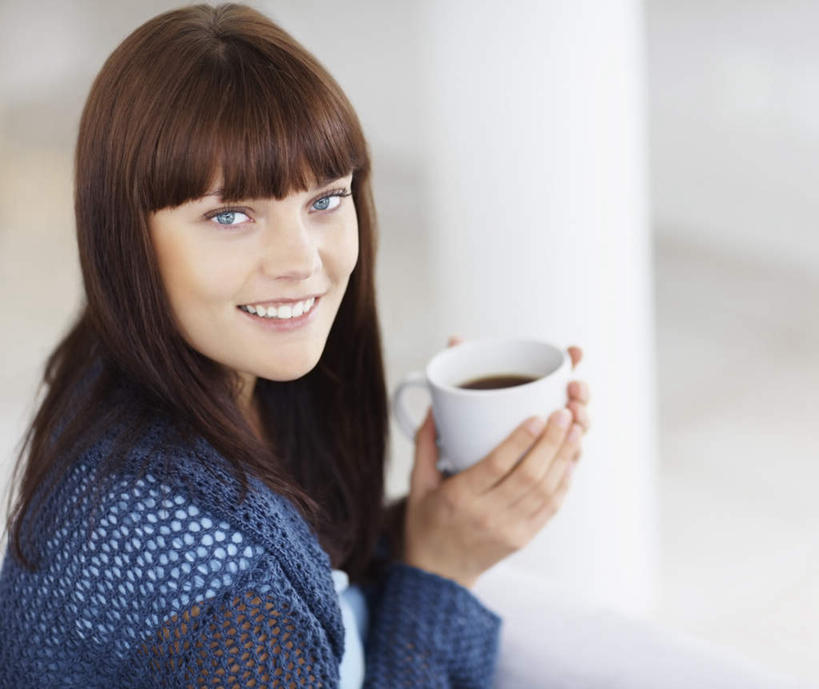 西方人,一个人,坐,捧,横图,俯视,室内,白天,杯子,欧洲,欧洲人,仅一个年轻女性,仅一个女性,仅一个人,握,阴影,服装,朦胧,模糊,反射,瓷器,影子,咖啡杯,陶瓷制品,拿,拿着,注视,休闲装,一个,衣服,蓝色,观察,看,休闲,休闲服,握着,服饰,单个,观看,察看,关注,瓷杯,年轻女性,女人,女性,白种人,端,端着,捧着,手捧,坐着,半身,彩图,高角度拍摄