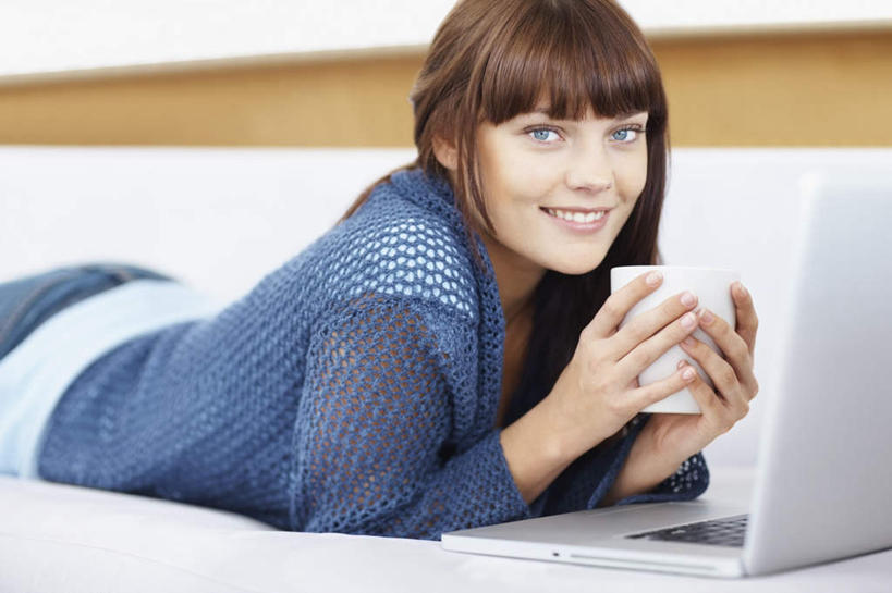 西方人,一个人,客厅,举,笑,微笑,露齿笑,横图,室内,白天,侧面,电脑,笔记本电脑,沙发,杯子,欧洲,欧洲人,仅一个年轻女性,仅一个女性,仅一个人,握,阴影,服装,朦胧,模糊,反射,网络,瓷器,影子,咖啡杯,陶瓷制品,拿,拿着,注视,休闲装,通讯设备,衣服,蓝色,观察,看,趴着,托,休闲,休闲服,握着,服饰,观看,一台,察看,无线,起居室,关注,瓷杯,通信设备,无线网络,布艺沙发,无线上网,便携式电脑,客堂,手提电脑,年轻女性,女人,女性,白种人,举起,举手,举着,趴,向上举,向上伸,向上托,半身,彩图