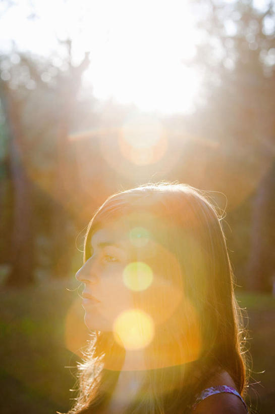 西方人,一个人,站,竖图,室外,白天,侧面,草地,草坪,日落,树林,植物,欧洲,欧洲人,仅一个年轻女性,仅一个女性,仅一个人,阴影,服装,光线,影子,晚霞,霞光,落日,注视,休闲装,草,树,树木,衣服,绿色,阳光,自然,黄昏,观察,看,站着,休闲,休闲服,彩霞,服饰,生长,成长,观看,察看,关注,夕照,年轻女性,女人,女性,白种人,夕阳,站立,半身,彩图,眩光,斜阳