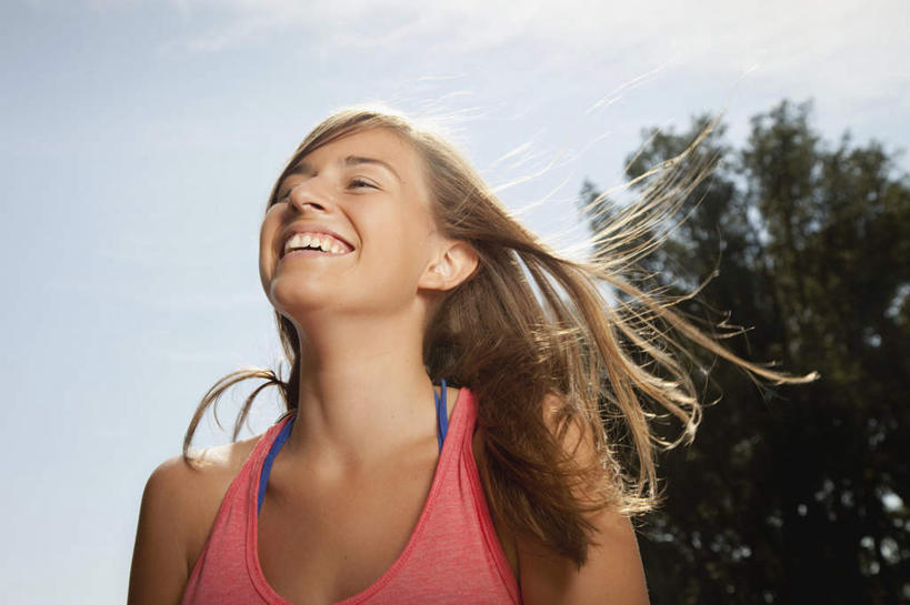 西方人,一个人,站,笑,微笑,露齿笑,横图,室外,白天,仰视,植物,欧洲,欧洲人,仅一个年轻女性,仅一个女性,仅一个人,阴影,服装,光线,影子,注视,休闲装,树,树木,衣服,蓝色,绿色,蓝天,天空,阳光,自然,天,观察,看,站着,休闲,休闲服,服饰,生长,晴朗,成长,观看,察看,关注,万里无云,年轻女性,女人,女性,白种人,晴空,晴空万里,站立,半身,彩图,低角度拍摄