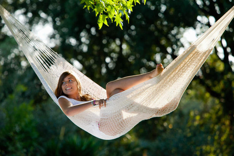 西方人,一个人,躺,笑,微笑,露齿笑,横图,室外,白天,仰视,草地,草坪,树林,植物,床,吊床,欧洲,欧洲人,仅一个年轻女性,仅一个女性,仅一个人,吊挂,握,悬挂,阴影,服装,光线,影子,挂,拿,拿着,扭头,注视,休闲装,草,树,树木,衣服,绿色,阳光,自然,观察,看,转头,享受,休闲,休闲服,握着,服饰,生长,成长,观看,察看,安逸,关注,安适,清闲,卧着,年轻女性,女人,女性,白种人,躺着,卧,彩图,低角度拍摄,全身