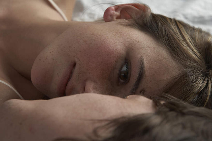 西方人,脸,头,脸颊,两个人,家庭,夫妻,躺,横图,俯视,室内,特写,白天,爱情,床,卧室,吊带,欧洲,欧洲人,服装,双人床,床单,浪漫,注视,吊带衫,被子,衣服,观察,看,温暖,温馨,一家人,恩爱,恋人,服饰,观看,和睦,察看,被单,衣着,穿着,关注,衣饰,卧着,男人,男性,年轻男性,年轻女性,女人,女性,白种人,年轻人,头部,脸部,脸蛋,面部,夫妇,情侣,躺着,卧,半身,彩图,高角度拍摄,睡房,卧房,伴侣,融洽