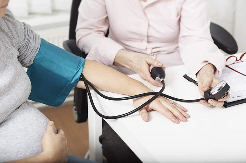 西方人,孕妇,两个人,医生,医院,坐,摸,横图,俯视,室内,白天,桌子,椅子,欧洲,欧洲人,抚摸,握,服装,测量,材料,档案,文件,纸,刻度,办公桌,墙,拿,拿着,注视,休闲装,墙壁,墙面,衣服,手稿,资料,观察,看,医护人员,医疗人员,休闲,怀孕,休闲服,握着,服饰,观看,测量工具,证明,察看,医疗设备,血压计,待产,关注,文档,医疗器械,医疗机构,量具,量仪,血压表,妊娠,准妈妈,老年女性,女人,女性,中年女性,白种人,产妇,大夫,触摸,接触,坐着,半身,彩图,高角度拍摄,病院,诊所