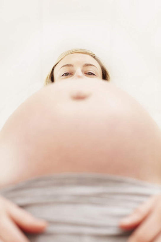 西方人,孕妇,一个人,站,摸,竖图,室内,白天,仰视,欧洲,欧洲人,仅一个女性,仅一个人,抚摸,服装,背心,注视,衣服,观察,看,站着,仅一个中年女性,怀孕,服饰,观看,察看,待产,衣着,穿着,关注,妊娠,准妈妈,衣饰,露脐装,女人,女性,中年女性,白种人,产妇,触摸,接触,站立,半身,彩图,低角度拍摄