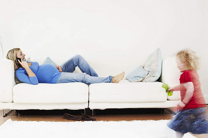 西方人,儿童,中年人,孕妇,两个人,家庭,母亲,女儿,客厅,躺,跑,打电话,横图,室内,白天,侧面,锻炼,游戏,纯洁,运动,地毯,靠垫,沙发,电话,玩具,欧洲,欧洲人,握,服装,朦胧,模糊,装饰,编织,手工艺品,墙,靠枕,织物,拿,玩,拿着,注视,休闲装,娱乐,通讯设备,墙壁,墙面,小孩,衣服,话筒,工艺品,垫子,枕头,观察,看,休闲,温暖,温馨,母女,一家人,怀孕,休闲服,电话线,可爱,母爱,童年,童趣,益智,握着,服饰,观看,活动,华丽,修饰,点缀,和睦,察看,起居室,固定电话,待产,发泄,关注,消遣,智力,布艺沙发,童真,烂漫,无邪,宣泄,衬托,美观,雅致,雅观,妊娠,准妈妈,客堂,卧着,交流,体育,天真,女孩,女人,女性,中年女性,白种人,孩子,产妇,电话机,沟通,跑步,躺着,通话,玩耍,卧,嬉戏,半身,彩图,健身,融洽,女生