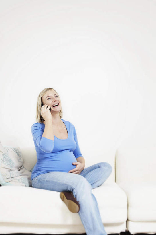 西方人,孕妇,一个人,客厅,坐,说,打电话,竖图,室内,白天,正面,讨论,靠垫,沙发,电话,欧洲,欧洲人,仅一个女性,仅一个人,握,服装,墙,靠枕,拿,拿着,注视,休闲装,通讯设备,墙壁,墙面,衣服,话筒,垫子,枕头,观察,看,仅一个中年女性,休闲,怀孕,休闲服,电话线,握着,服饰,观看,察看,起居室,固定电话,待产,关注,布艺沙发,妊娠,准妈妈,客堂,交流,女人,女性,中年女性,白种人,产妇,电话机,沟通,讲话,交谈,商讨,说话,谈话,通话,坐着,半身,彩图