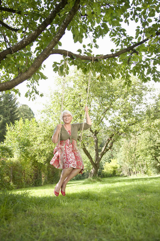 西方人,一个人,坐,笑,微笑,竖图,室外,白天,正面,游戏,草地,草坪,树林,植物,欧洲,欧洲人,仅一个女性,仅一个人,摇摆,阴影,服装,光线,影子,玩,注视,休闲装,娱乐,草,树,树木,衣服,绿色,阳光,自然,秋千,荡秋千,观察,看,休闲,休闲服,服饰,仅一个老年女性,生长,成长,观看,活动,察看,关注,摇晃,老年女性,女人,女性,白种人,玩耍,嬉戏,坐着,彩图,全身