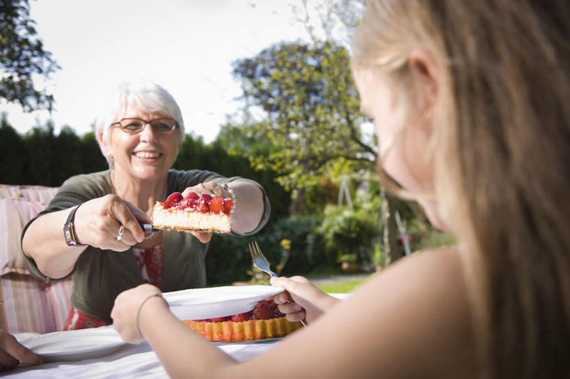 西方人,儿童,老年人,背部,两个人,家庭,祖母,坐,笑,微笑,露齿笑,横图,室外,白天,正面,纯洁,草地,草坪,树林,植物,餐桌,桌子,草莓,浆果,餐具,水果,欧洲,欧洲人,握,阴影,服装,新鲜,光线,布料,碟子,盘,眼镜,影子,生食,食品,果实,拿,布纹,拿着,注视,休闲装,桌布,草,树,树木,食物,小孩,衣服,蓝色,绿色,蓝天,天空,阳光,自然,盘子,餐巾,碟,台布,天,观察,看,休闲,温暖,温馨,一家人,休闲服,可爱,童年,童趣,握着,服饰,有机食品,绿色食品,生长,晴朗,奶奶,成长,餐台,观看,祖孙,老花镜,和睦,察看,关注,童真,烂漫,无邪,外婆,外孙女,外祖母,万里无云,远视眼镜,天真,老年女性,女孩,女人,女性,白种人,孩子,孙女,晴空,晴空万里,洋莓,水果皇后,红莓,地莓,坐着,半身,彩图,融洽,女生