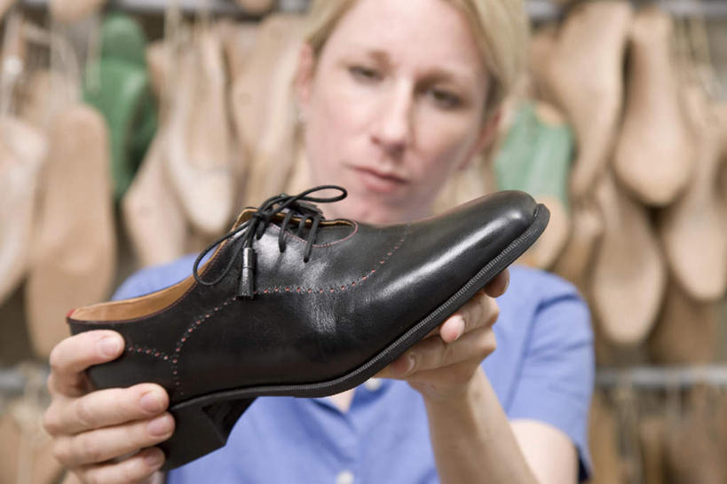 西方人,一个人,工厂,站,横图,室内,白天,正面,工作服,鞋,制服,车间,鞋子,欧洲,欧洲人,仅一个女性,仅一个人,许多,吊挂,握,悬挂,朦胧,模糊,皮革,很多,挂,拿,拿着,注视,观察,看,站着,仅一个中年女性,握着,观看,察看,关注,工作制服,女人,女性,中年女性,白种人,站立,半身,彩图,工作套服,皮鞋,制造厂