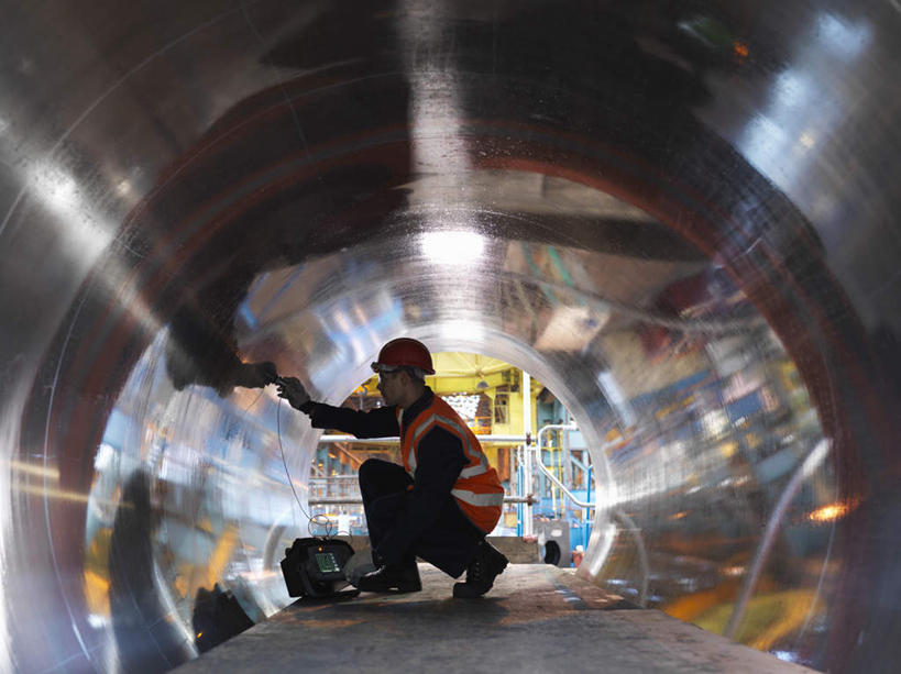 西方人,一个人,机修工,工厂,蹲,横图,室内,白天,侧面,工作服,制服,安全,帽子,金属制品,欧洲,欧洲人,仅一个男性,仅一个人,仅一个中年男性,握,金属,管子,头盔,防护,拿,拿着,注视,管道,工人,安全帽,手套,观察,看,握着,观看,保护,察看,关注,保险,保全,周全,安稳,安定,防护手套,工作制服,平安,男人,男性,中年男性,白种人,机械师,机修工人,蹲着,彩图,全身,工作套服,工地,制造厂,安全服,反光背心,反光服,反光衣