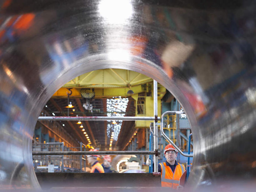 西方人,两个人,伙伴,朋友,机修工,工厂,栏杆,站,横图,室内,白天,正面,工作服,制服,友谊,安全,合作,团队,帽子,金属制品,欧洲,欧洲人,朦胧,模糊,金属,管子,头盔,围栏,防护,注视,管道,护栏,工人,安全帽,手套,观察,看,站着,战略,观看,保护,察看,关注,保险,保全,周全,安稳,安定,联合,合谋,防护手套,工作制服,配合,平安,协作,男人,男性,中年男性,白种人,机械师,机修工人,站立,半身,彩图,工作套服,工地,制造厂,安全服,反光背心,反光服,反光衣