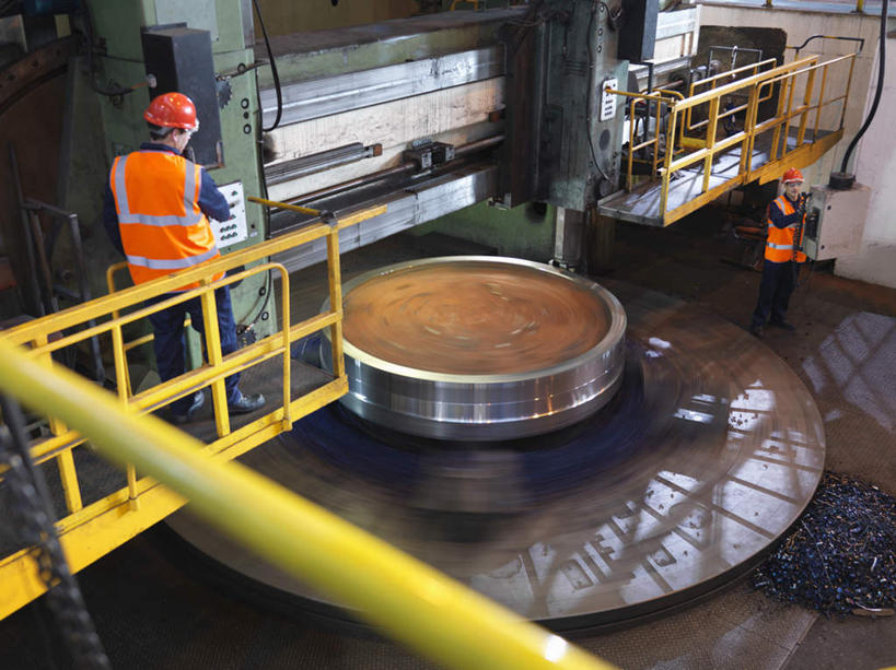 西方人,两个人,伙伴,朋友,机修工,工厂,栏杆,站,横图,俯视,室内,白天,工作服,制服,友谊,合作,团队,机器,帽子,欧洲,欧洲人,头盔,围栏,注视,护栏,工人,安全帽,观察,看,站着,机械,战略,观看,察看,关注,车床,联合,合谋,工作制服,配合,协作,男人,男性,中年男性,白种人,机械师,机修工人,站立,彩图,高角度拍摄,全身,工作套服,工地,制造厂,安全服,反光背心,反光服,反光衣