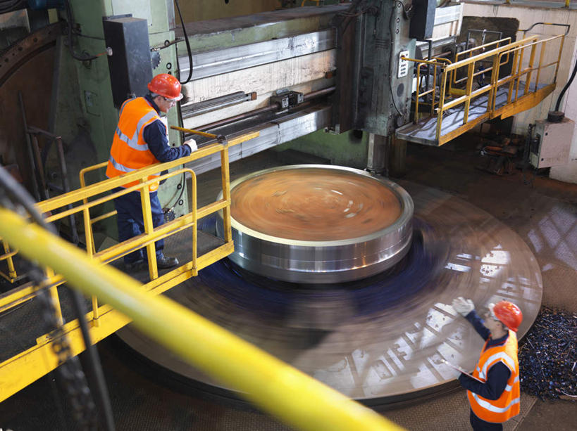 西方人,两个人,伙伴,朋友,机修工,工厂,栏杆,站,说,横图,俯视,室内,白天,工作服,制服,讨论,友谊,合作,团队,机器,帽子,欧洲,欧洲人,头盔,围栏,注视,护栏,工人,安全帽,观察,看,站着,机械,战略,观看,察看,关注,车床,联合,合谋,工作制服,交流,配合,协作,男人,男性,中年男性,白种人,机械师,机修工人,沟通,讲话,交谈,商讨,说话,谈话,站立,半身,彩图,高角度拍摄,工作套服,工地,制造厂,安全服,反光背心,反光服,反光衣