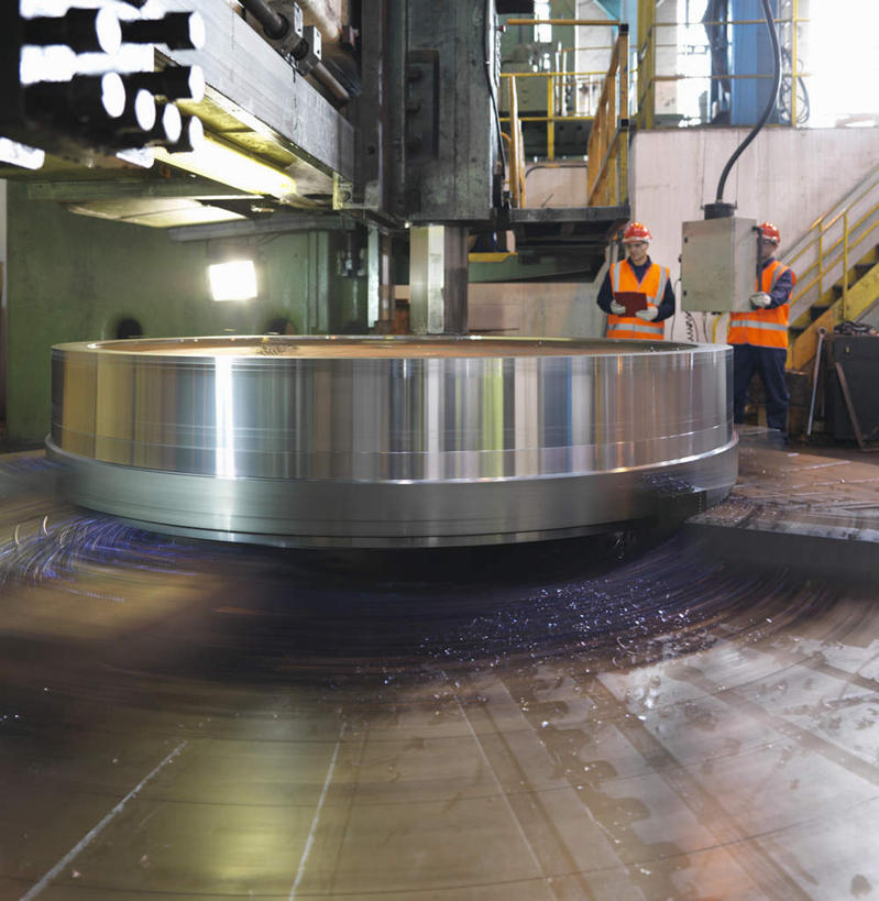 西方人,两个人,伙伴,朋友,机修工,工厂,站,说,竖图,室内,白天,正面,工作服,制服,讨论,友谊,合作,团队,机器,帽子,欧洲,欧洲人,握,头盔,拿,拿着,注视,工人,安全帽,观察,看,站着,机械,战略,握着,观看,察看,关注,车床,联合,合谋,工作制服,交流,配合,协作,男人,男性,中年男性,白种人,机械师,机修工人,沟通,讲话,交谈,商讨,说话,谈话,站立,彩图,全身,工作套服,工地,制造厂,安全服,反光背心,反光服,反光衣