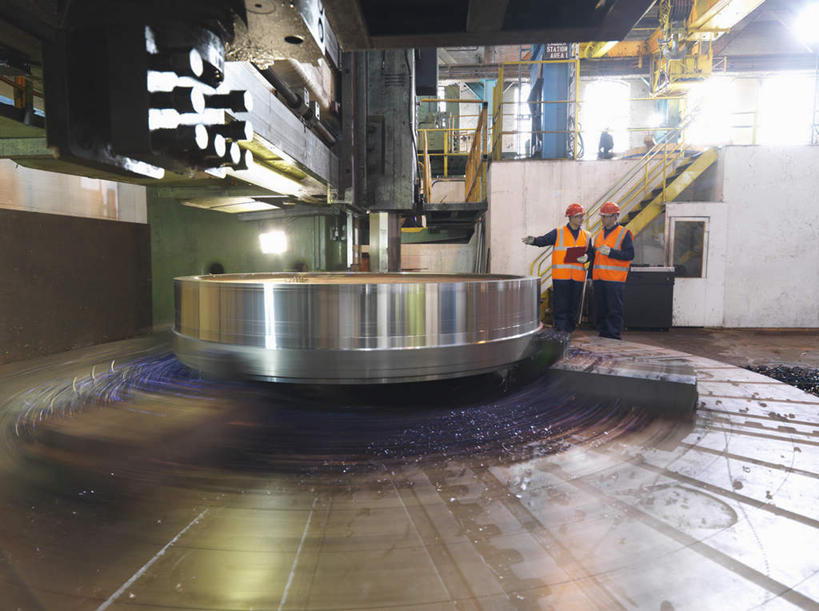 西方人,两个人,伙伴,朋友,机修工,工厂,站,说,横图,室内,白天,正面,工作服,制服,讨论,友谊,合作,团队,机器,帽子,欧洲,欧洲人,握,指,头盔,拿,拿着,注视,方向,工人,安全帽,观察,看,手势,站着,机械,战略,握着,观看,察看,指向,食指,关注,车床,联合,合谋,工作制服,交流,配合,协作,男人,男性,中年男性,白种人,机械师,机修工人,沟通,讲话,交谈,商讨,说话,谈话,站立,彩图,全身,工作套服,工地,制造厂,安全服,反光背心,反光服,反光衣