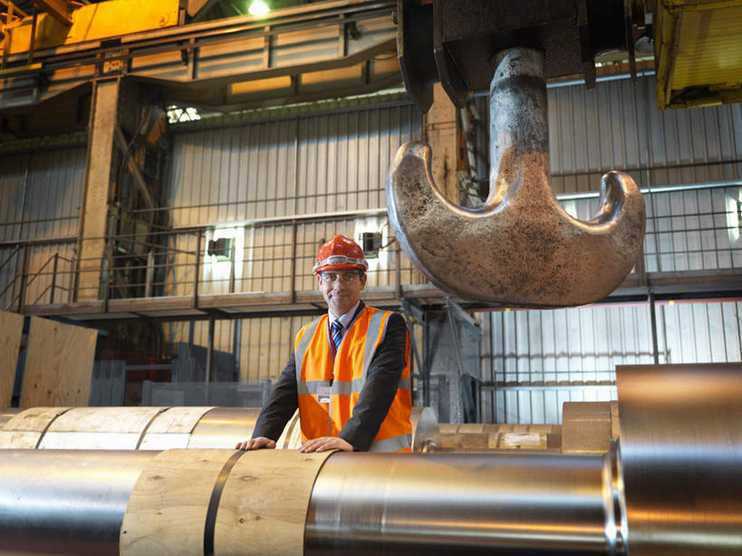 西方人,一个人,机修工,工厂,栏杆,站,横图,室内,白天,正面,工作服,制服,机器,帽子,金属制品,欧洲,欧洲人,仅一个男性,仅一个人,仅一个中年男性,撑,金属,管子,头盔,墙,围栏,注视,管道,护栏,墙壁,墙面,工人,安全帽,观察,看,站着,机械,观看,察看,撑着,关注,工作制服,男人,男性,中年男性,白种人,机械师,机修工人,站立,半身,彩图,工作套服,工地,制造厂,安全服,反光背心,反光服,反光衣