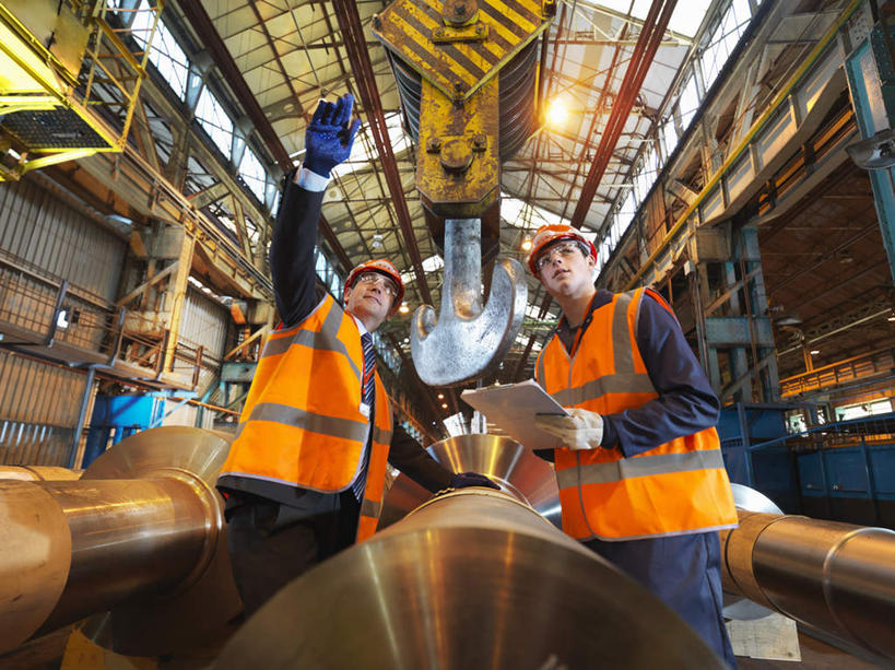 西方人,两个人,机修工,工厂,栏杆,站,横图,室内,白天,仰视,工作服,制服,机器,帽子,金属制品,照明,欧洲,欧洲人,握,指,阴影,光线,金属,材料,档案,管子,头盔,文件,影子,纸,墙,光,围栏,灯光,拿,拿着,注视,方向,管道,护栏,吊灯,墙壁,墙面,灯,工人,安全帽,手稿,资料,灯具,观察,看,手势,站着,机械,握着,观看,证明,照亮,察看,指向,食指,照明设备,关注,文档,工作制服,男人,男性,年轻男性,中年男性,白种人,机械师,机修工人,抬头,仰头,站立,半身,彩图,低角度拍摄,工作套服,工地,制造厂,安全服,反光背心,反光服,反光衣