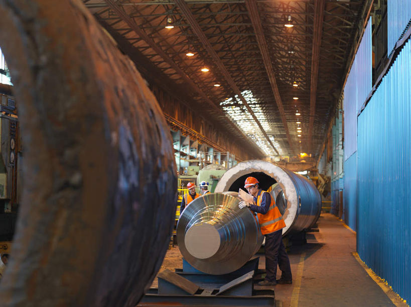 西方人,一个人,机修工,工厂,站,横图,室内,白天,正面,工作服,制服,帽子,金属制品,照明,欧洲,欧洲人,仅一个男性,仅一个人,握,阴影,光线,金属,管子,头盔,影子,屋顶,灯光,拿,顶棚,拿着,注视,管道,吊灯,灯,工人,仅一个年轻男性,安全帽,灯具,观察,看,站着,握着,观看,照亮,察看,照明设备,关注,工作制服,男人,男性,年轻男性,白种人,机械师,机修工人,站立,彩图,全身,工作套服,工地,制造厂,安全服,反光背心,反光服,反光衣