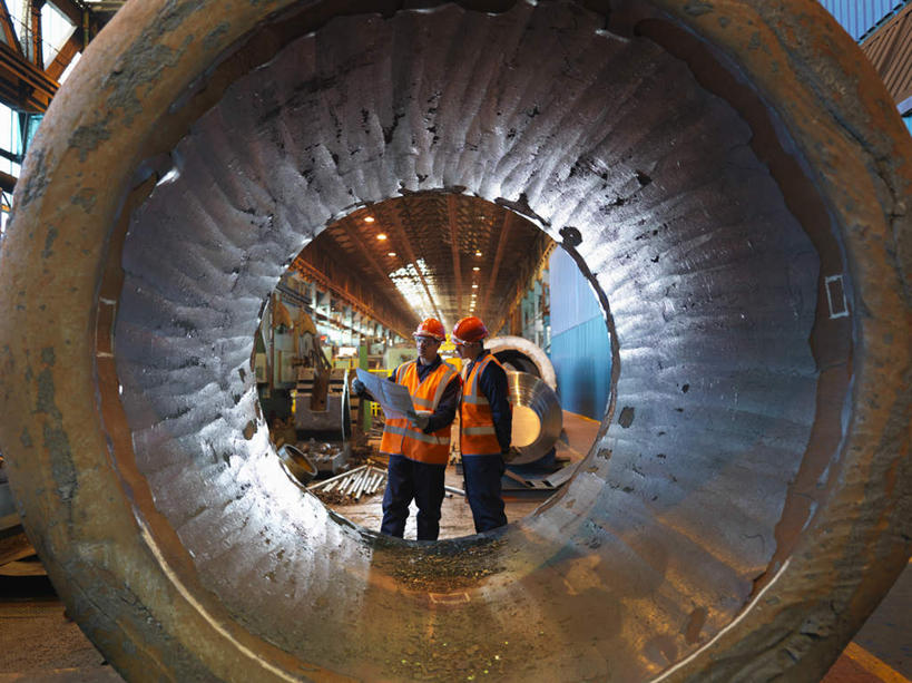 西方人,两个人,伙伴,朋友,机修工,工厂,站,说,横图,室内,白天,正面,工作服,制服,讨论,友谊,合作,团队,帽子,金属制品,欧洲,欧洲人,握,金属,材料,档案,管子,头盔,文件,纸,拿,拿着,注视,管道,工人,安全帽,手稿,资料,观察,看,站着,战略,握着,观看,证明,察看,关注,文档,联合,合谋,工作制服,交流,配合,协作,男人,男性,年轻男性,中年男性,白种人,机械师,机修工人,沟通,讲话,交谈,商讨,说话,谈话,站立,彩图,全身,工作套服,工地,制造厂,安全服,反光背心,反光服,反光衣